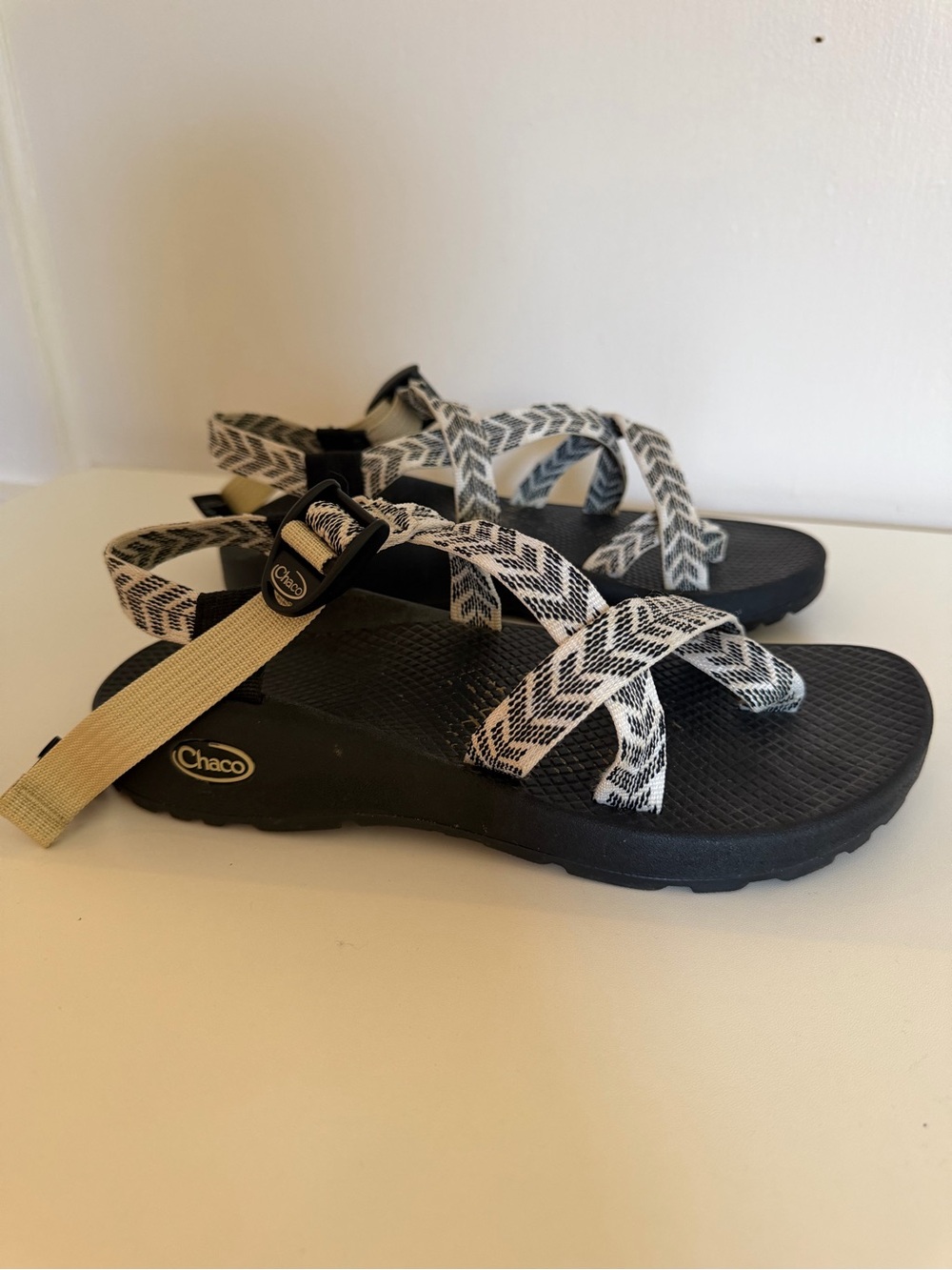 Women Chacos Z/2 Classic Sport Sandals Trine Black White Chevron Toe Loop Size 9